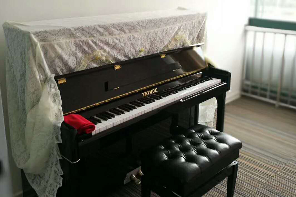 立式钢琴靠墙放置